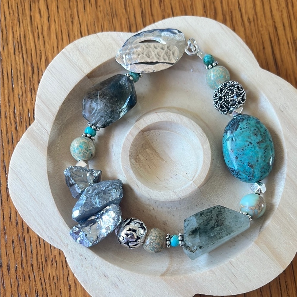 ✨ Elegant Turquoise and Silver Beaded Bracelet